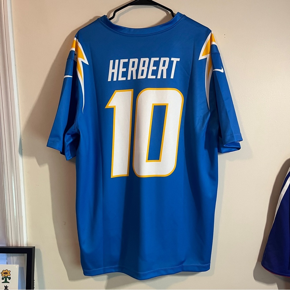 Like New Los Angeles Chargers Justin Herbert Legend jersey, Men’s XL